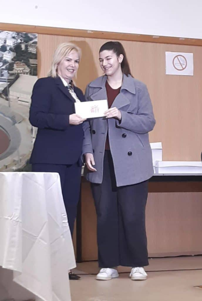 Πάτρα: Η Γεωργία Ντάτσικα στην πίτα τρίτεκνων οικογενειών - φωτό