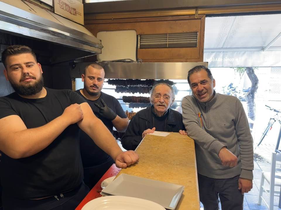 Ο καλύτερος ψήστης στην Πάτρα, ετών 91.... κατέβηκε σήμερα στο μαγαζί στο κέντρο - ΦΩΤΟ