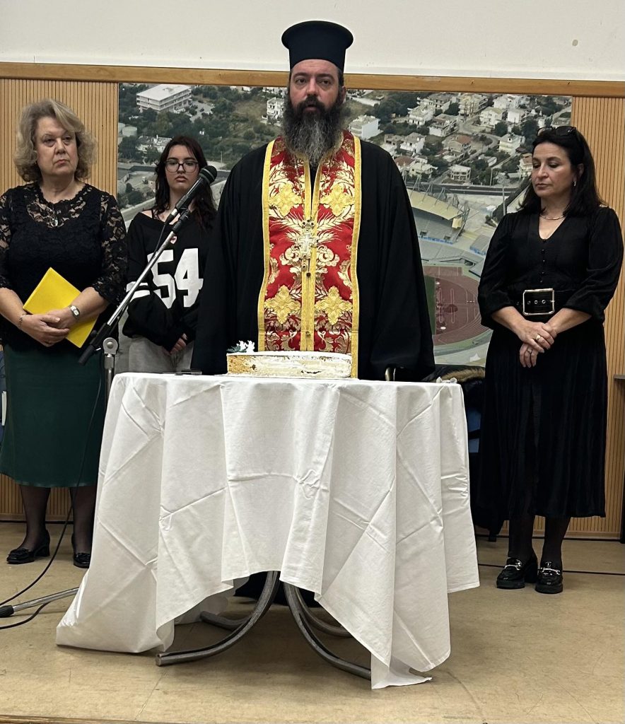 Πάτρα: Η Γεωργία Ντάτσικα στην πίτα τρίτεκνων οικογενειών - φωτό