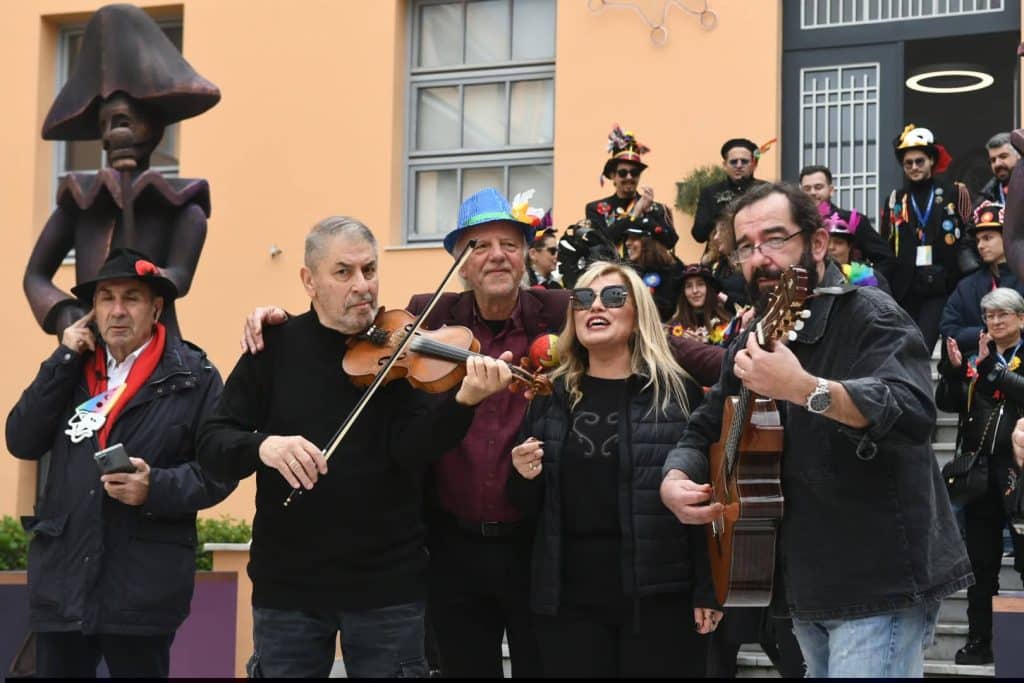 Η Πάτρα το τσικνίζει και γιορτάζει - φωτό