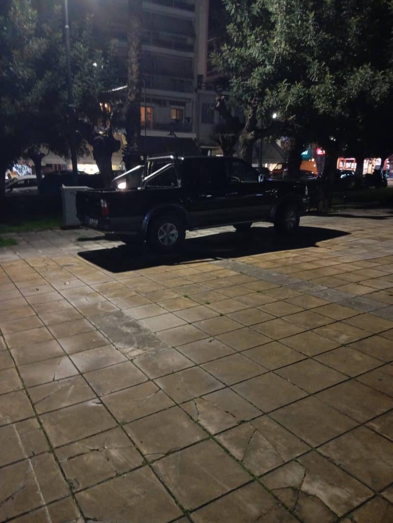 Πάτρα - Χθες τη νύχτα: Δεν έβρισκε πάρκινγκ και το πάρκαρε σε κεντρική πλατεία - φωτό