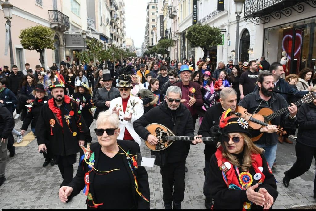 Η Πάτρα το τσικνίζει και γιορτάζει - φωτό