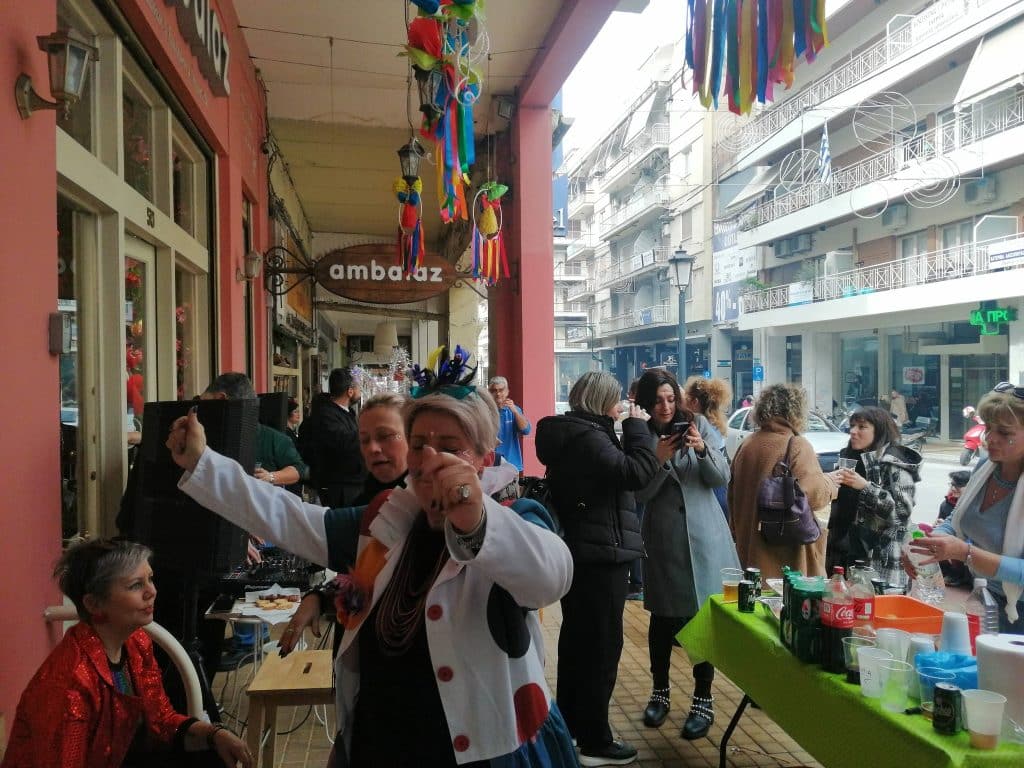 Η Πάτρα το τσικνίζει και γιορτάζει - φωτό