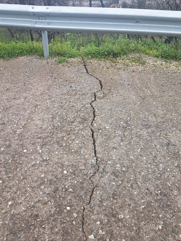 Υποχωρεί ο δρόμος Βούντενη-Βελβίτσι – Κίνδυνο καταγγέλλουν οι κάτοικοι και ζητούν άμεσες παρεμβάσεις – ΦΩΤΟ