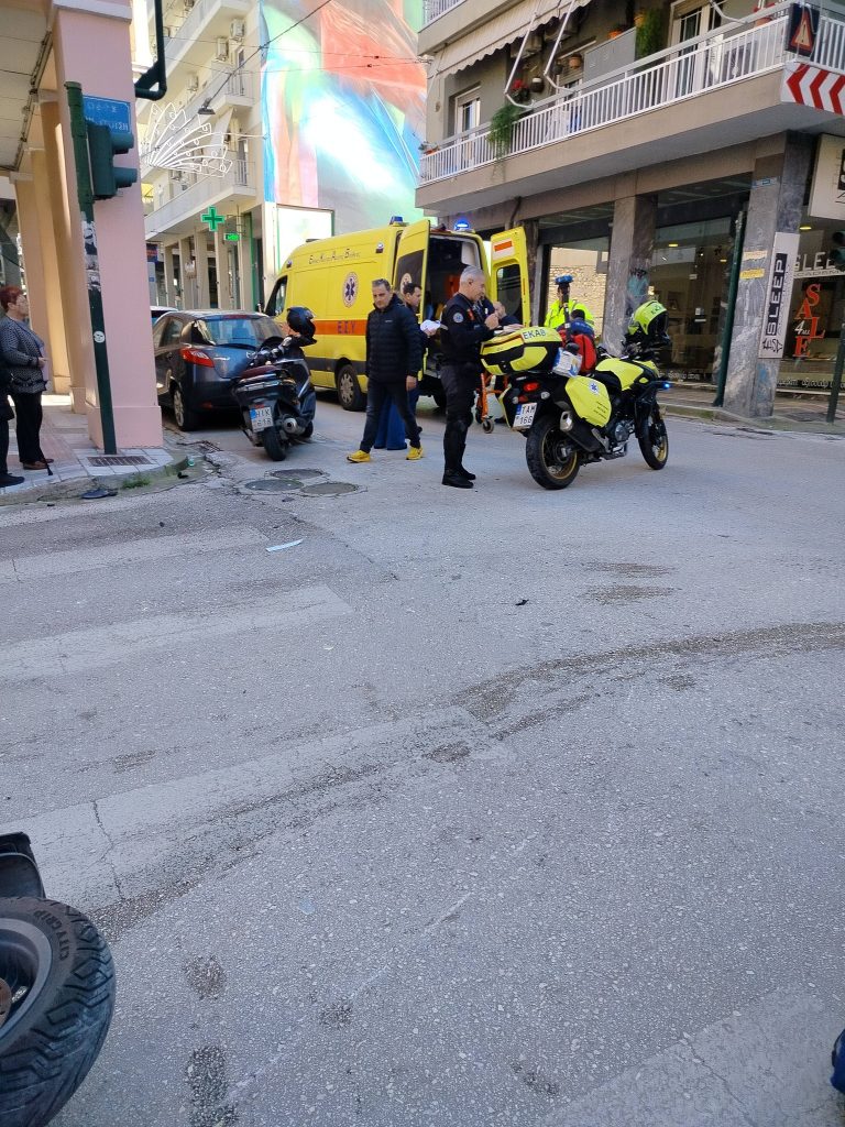 Πάτρα: Νέο τροχαίο στην Κορίνθου - ΙΧ εκτίναξε δικυκλιστή - φωτό