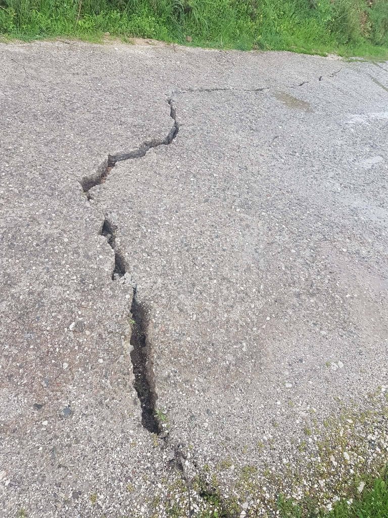 Υποχωρεί ο δρόμος Βούντενη-Βελβίτσι – Κίνδυνο καταγγέλλουν οι κάτοικοι και ζητούν άμεσες παρεμβάσεις – ΦΩΤΟ Υποχωρεί ο δρόμος Βούντενη-Βελβίτσι – Κίνδυνο καταγγέλλουν οι κάτοικοι και ζητούν άμεσες παρεμβάσεις – ΦΩΤΟ