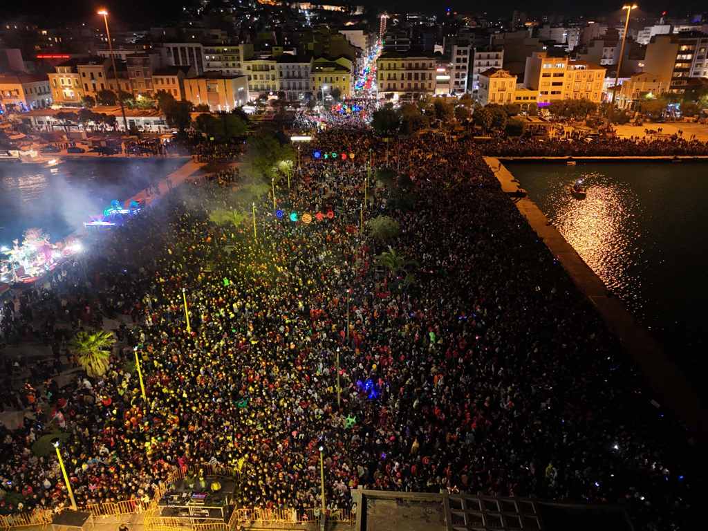 Φαντασμαγορική τελετή λήξης ενώπιον χιλιάδων Πατρινών και επισκεπτών - Δείτε νέες φωτό Φαντασμαγορική τελετή λήξης ενώπιον χιλιάδων Πατρινών και επισκεπτών - Δείτε νέες φωτό