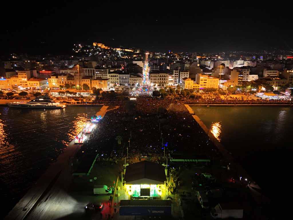 Φαντασμαγορική τελετή λήξης ενώπιον χιλιάδων Πατρινών και επισκεπτών - Δείτε νέες φωτό Φαντασμαγορική τελετή λήξης ενώπιον χιλιάδων Πατρινών και επισκεπτών - Δείτε νέες φωτό