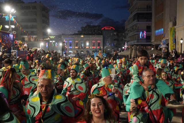 Πάτρα: Ποτάμι χαράς στη Νυχτερινή Ποδαράτη - Δεκάδες φωτό από την παρέλαση