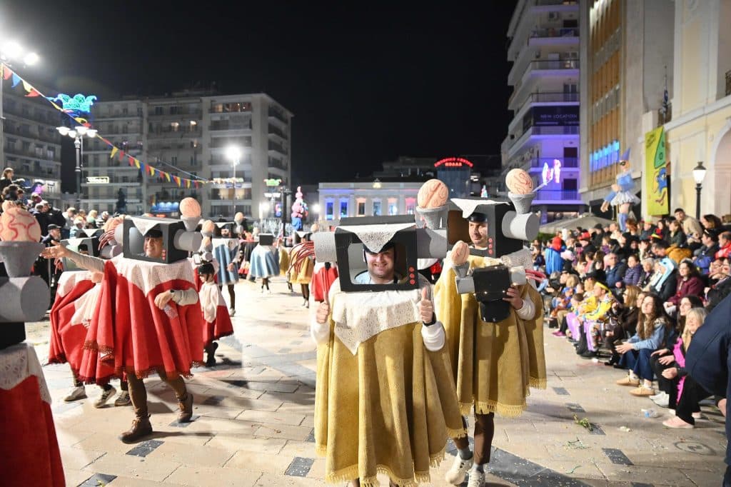 Πάτρα: Ποτάμι χαράς στη Νυχτερινή Ποδαράτη - Δεκάδες φωτό από την παρέλαση