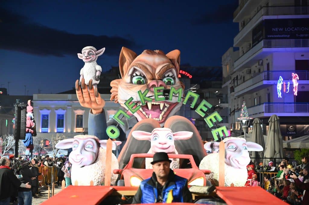 Πάτρα: Ποτάμι χαράς στη Νυχτερινή Ποδαράτη - Δεκάδες φωτό από την παρέλαση