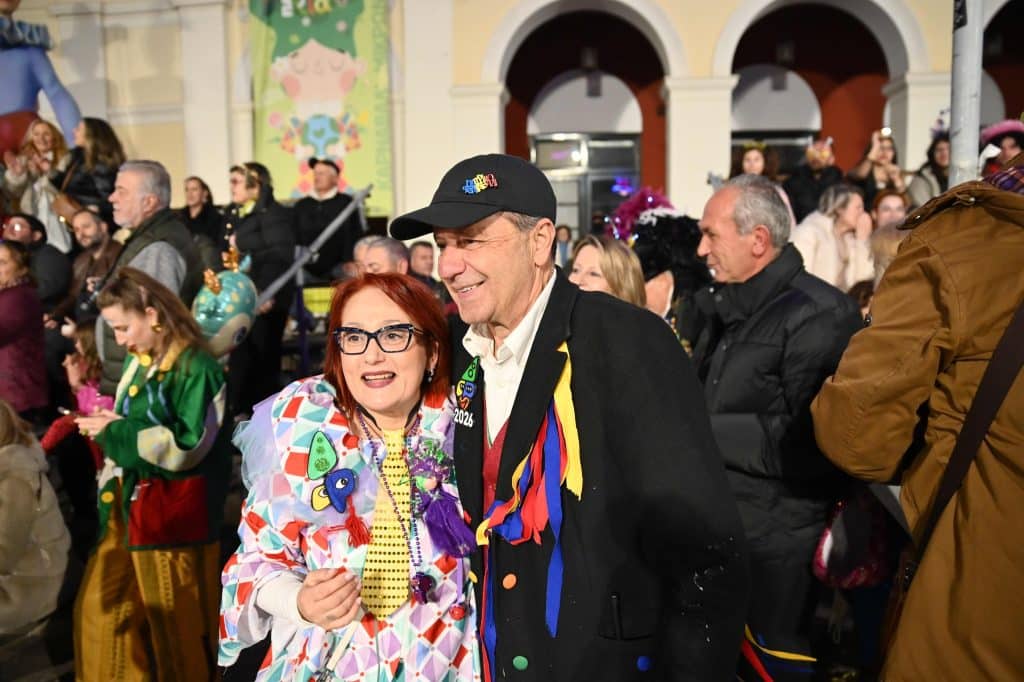 Πάτρα: Ποτάμι χαράς στη Νυχτερινή Ποδαράτη - Δεκάδες φωτό από την παρέλαση