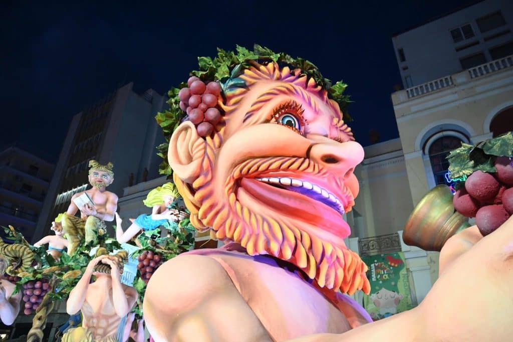 Πάτρα: Ποτάμι χαράς στη Νυχτερινή Ποδαράτη - Δεκάδες φωτό από την παρέλαση