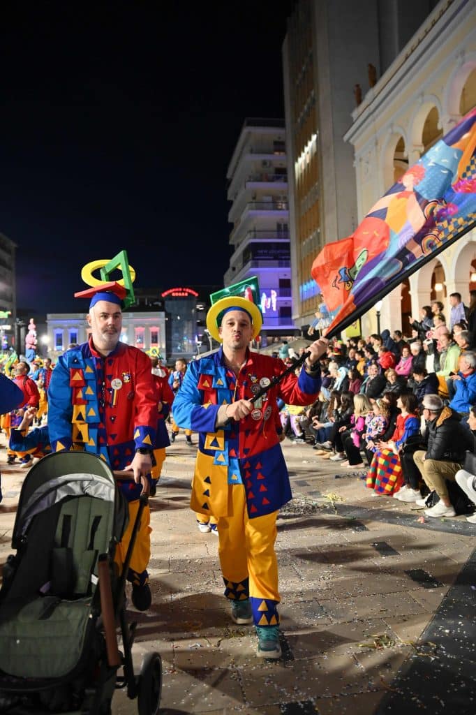 Πάτρα: Ποτάμι χαράς στη Νυχτερινή Ποδαράτη - Δεκάδες φωτό από την παρέλαση