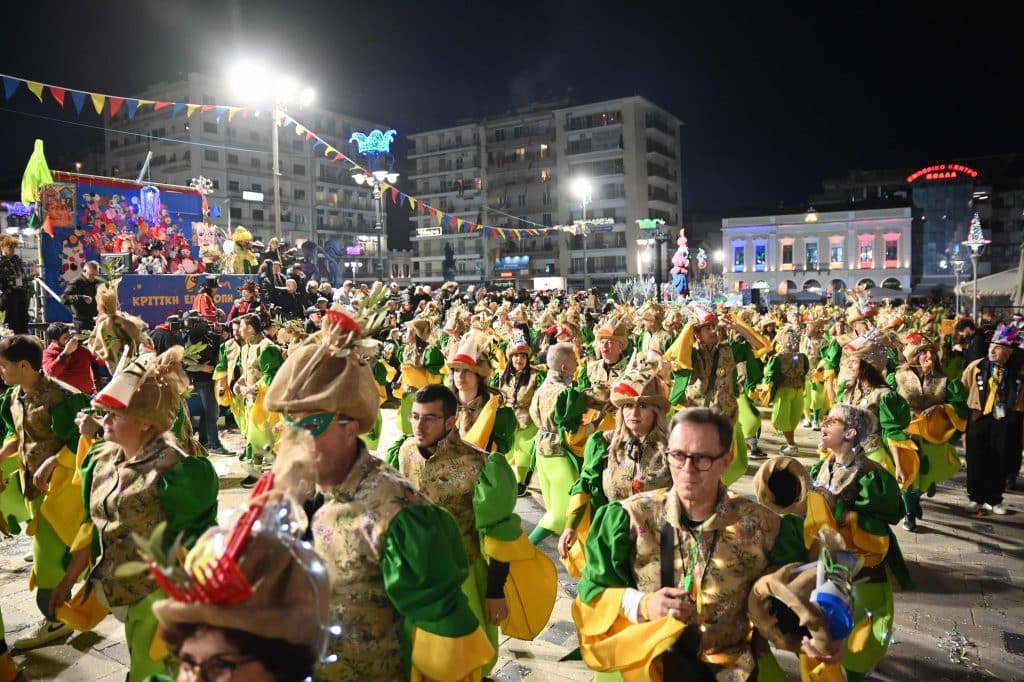 Πάτρα: Ποτάμι χαράς στη Νυχτερινή Ποδαράτη - Δεκάδες φωτό από την παρέλαση