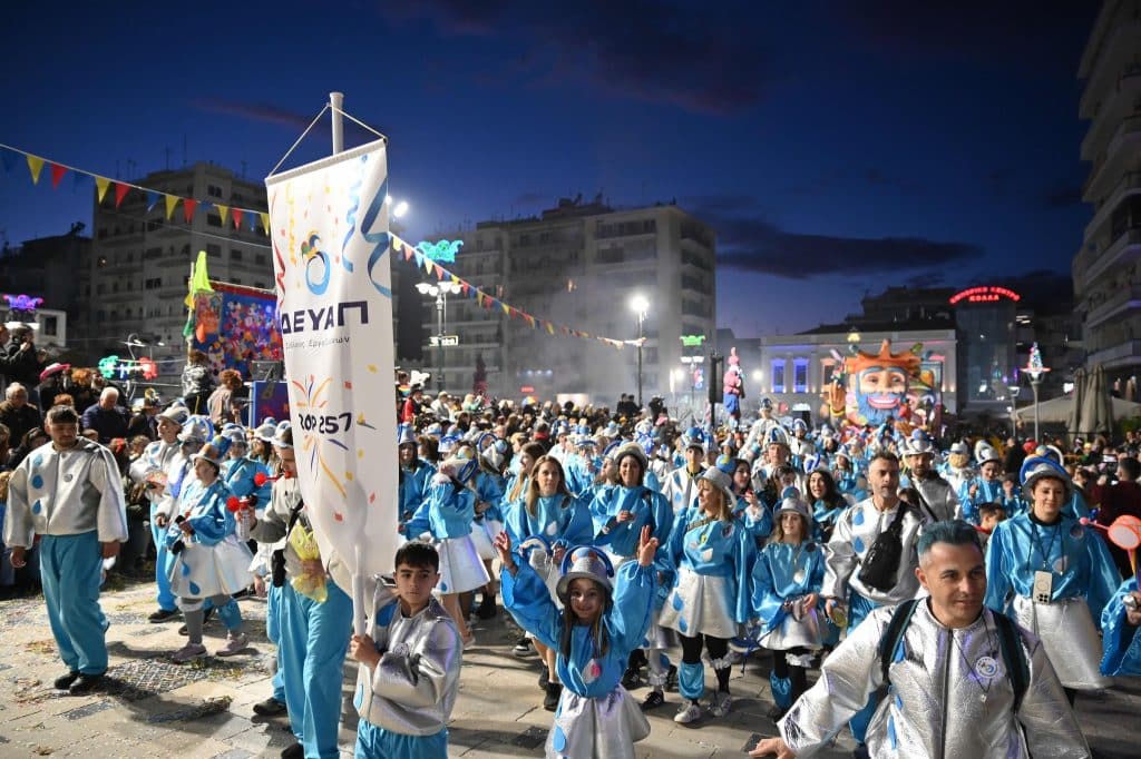 Πάτρα: Ποτάμι χαράς στη Νυχτερινή Ποδαράτη - Δεκάδες φωτό από την παρέλαση