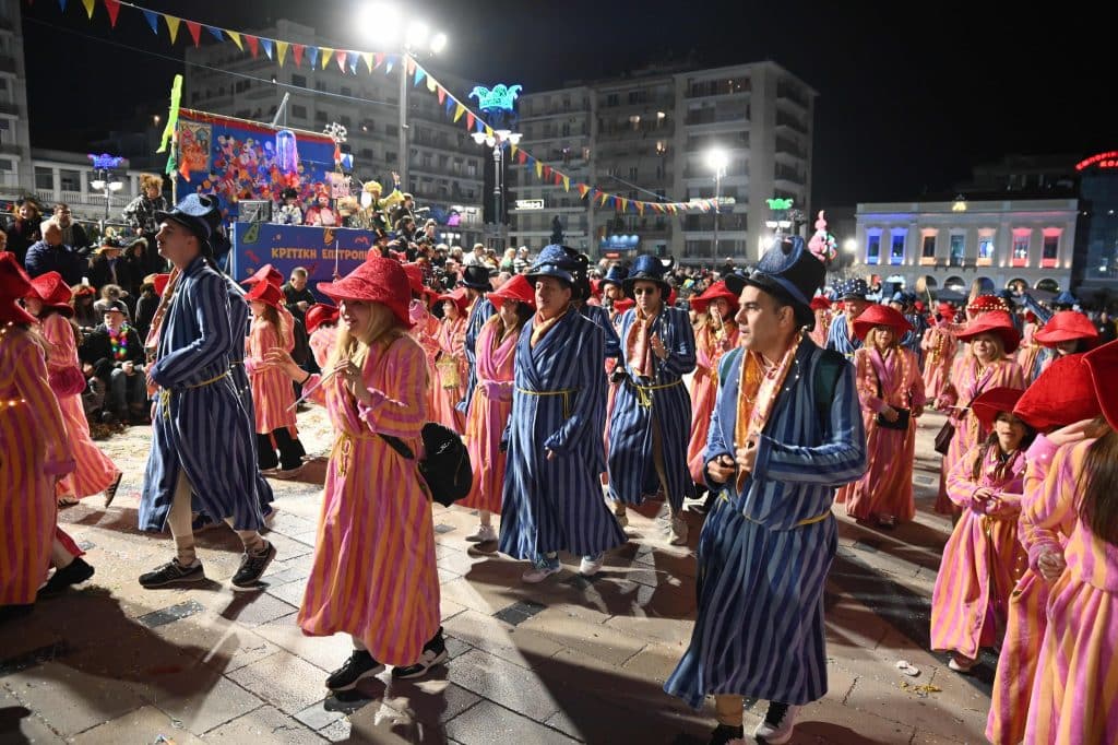 Πάτρα: Ποτάμι χαράς στη Νυχτερινή Ποδαράτη - Δεκάδες φωτό από την παρέλαση