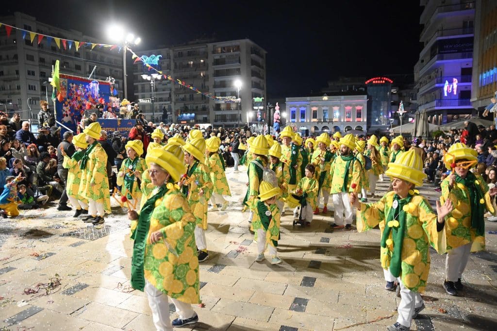 Πάτρα: Ποτάμι χαράς στη Νυχτερινή Ποδαράτη - Δεκάδες φωτό από την παρέλαση