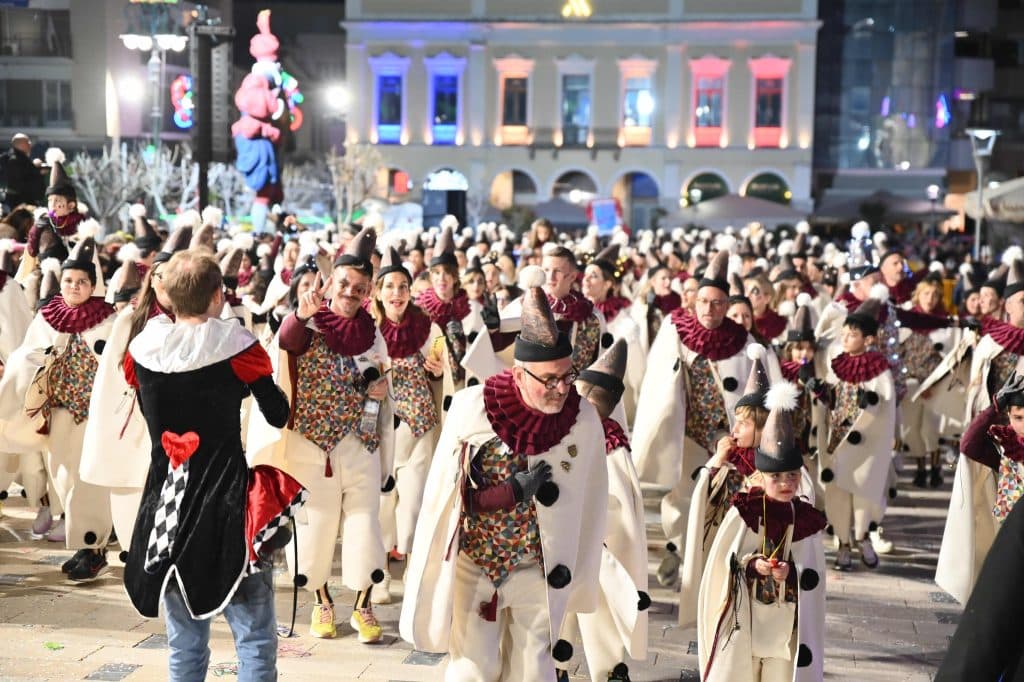 Πάτρα: Ποτάμι χαράς στη Νυχτερινή Ποδαράτη - Δεκάδες φωτό από την παρέλαση