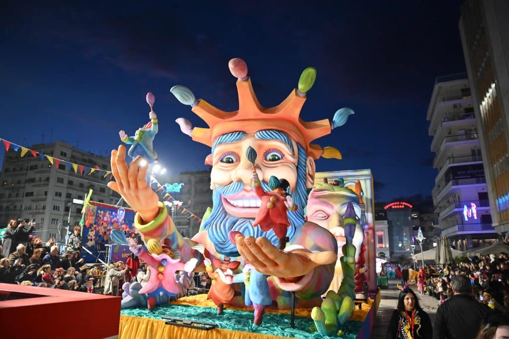 Πάτρα: Ποτάμι χαράς στη Νυχτερινή Ποδαράτη - Δεκάδες φωτό από την παρέλαση