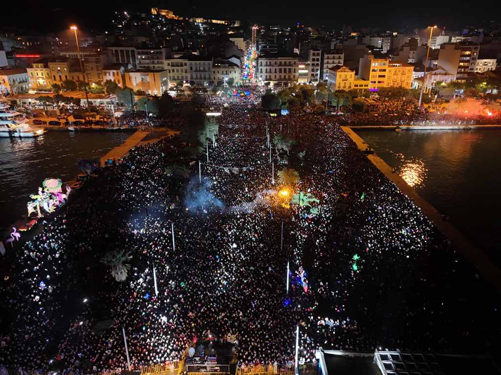Φαντασμαγορική τελετή λήξης ενώπιον χιλιάδων Πατρινών και επισκεπτών - Δείτε νέες φωτό Φαντασμαγορική τελετή λήξης ενώπιον χιλιάδων Πατρινών και επισκεπτών - Δείτε νέες φωτό