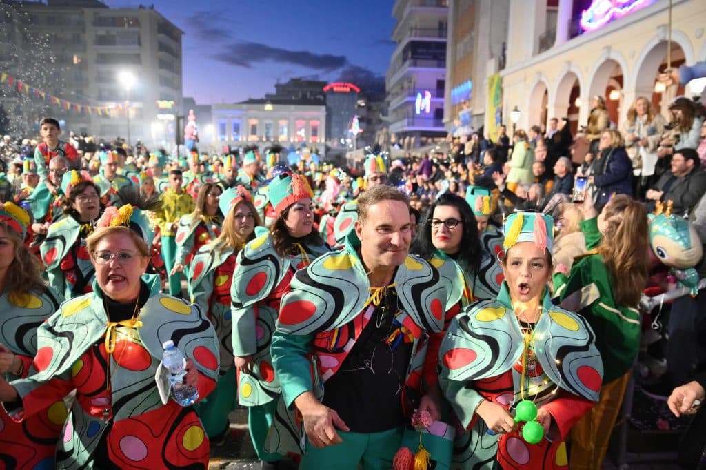 Πάτρα: Ποτάμι χαράς στη Νυχτερινή Ποδαράτη - Δεκάδες φωτό από την παρέλαση