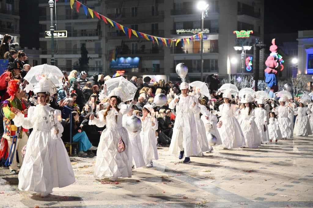 Πάτρα: Ποτάμι χαράς στη Νυχτερινή Ποδαράτη - Δεκάδες φωτό από την παρέλαση