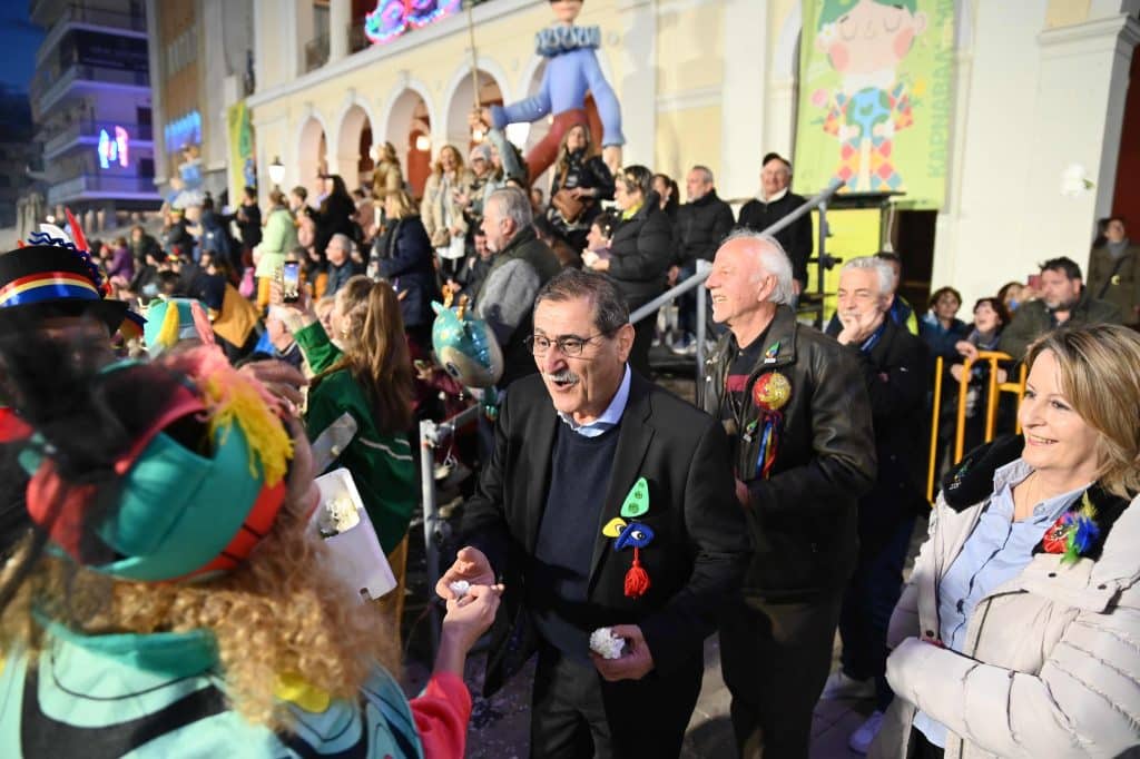 Πάτρα: Ποτάμι χαράς στη Νυχτερινή Ποδαράτη - Δεκάδες φωτό από την παρέλαση