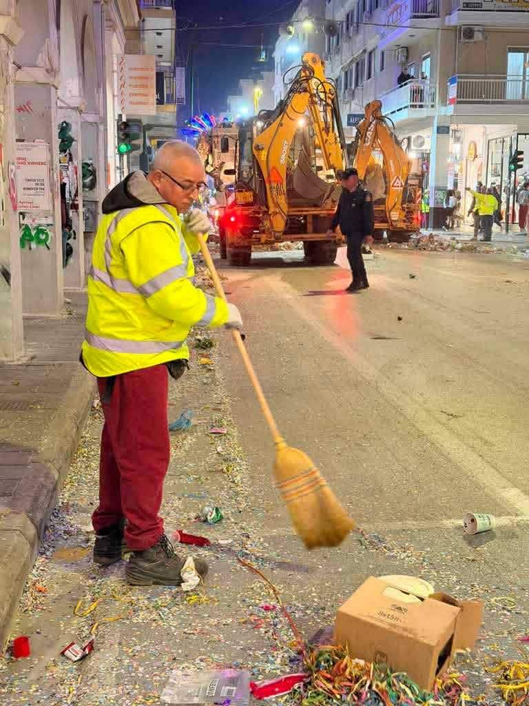 Πάτρα: Δείτε πώς γινόταν πεντακάθαρη κάθε πρωί η πόλη - Τόνοι σκουπιδιών μαζεύτηκαν - Βιντεο και φωτο Πάτρα: Δείτε πώς γινόταν πεντακάθαρη κάθε πρωί η πόλη - Τόνοι σκουπιδιών μαζεύτηκαν - Βιντεο και φωτο
