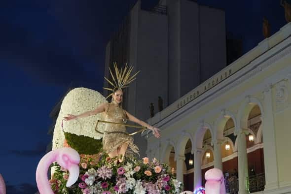 Δείτε βίντεο: Κέρδισε τους Καρναβαλιστές η υπέροχη Μαρίζα Φλωράτου