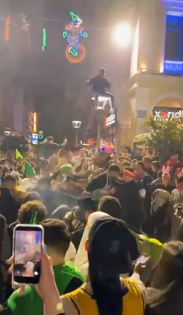 Πάτρα - ΕΙΚΟΝΑ ΣΟΚ στο Καρναβάλι: Πιτσιρίκια με βεγγαλικά στα χέρια… με ανοχή των γονέων τους!