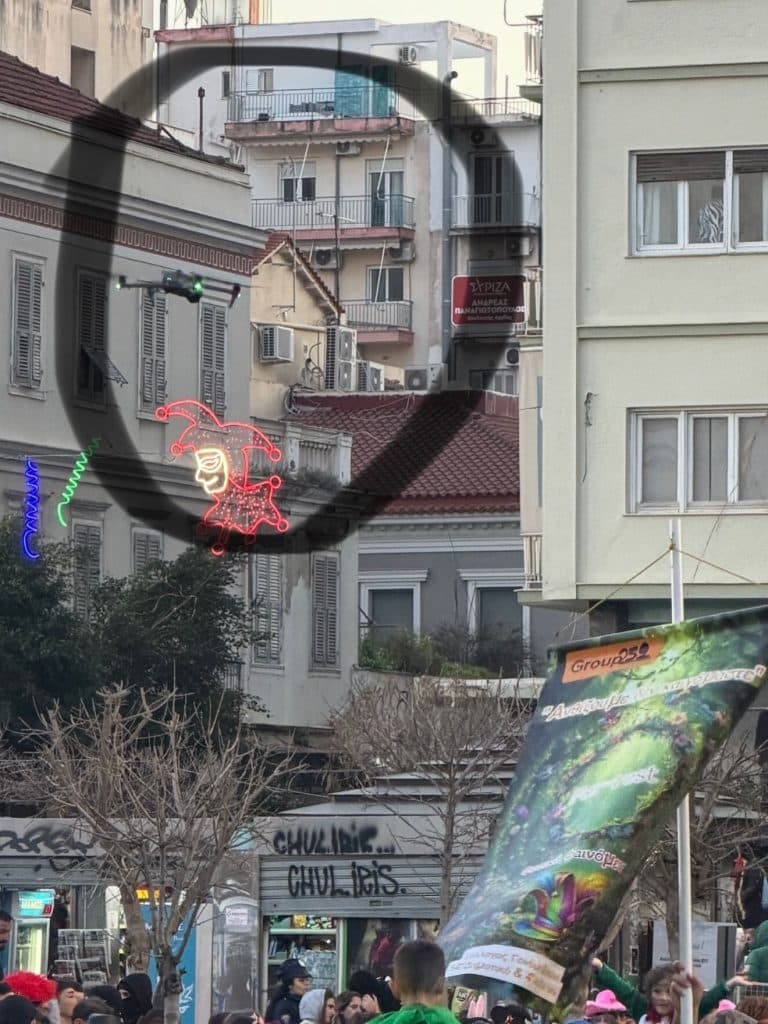 Πάτρα - φωτό: Πετούσαν drones... πάνω από τα κεφάλια καρναβαλιστών! Κίνδυνος τραυματισμών