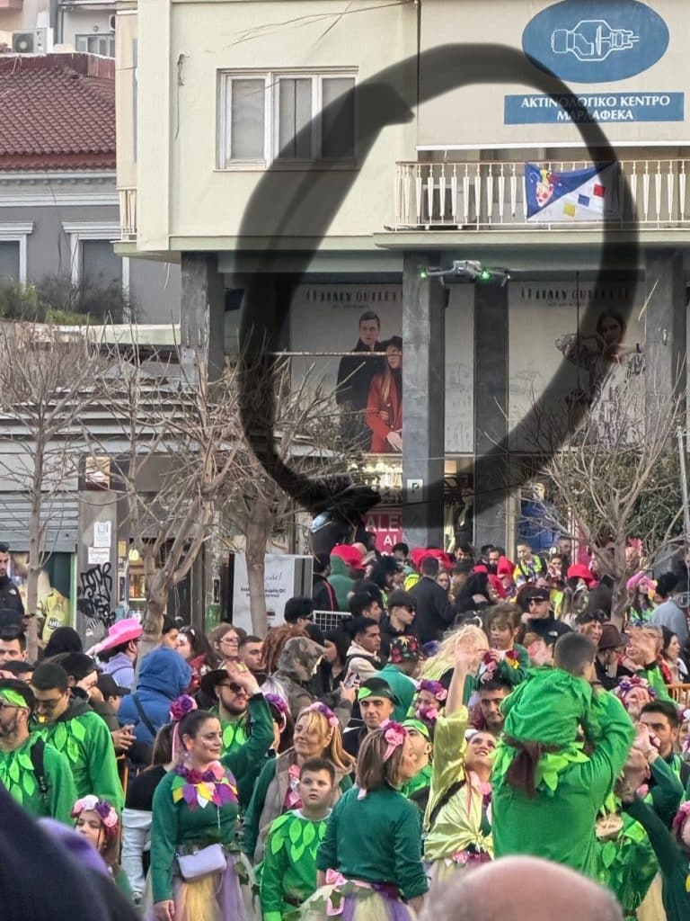 Πάτρα - φωτό: Πετούσαν drones... πάνω από τα κεφάλια καρναβαλιστών! Κίνδυνος τραυματισμών