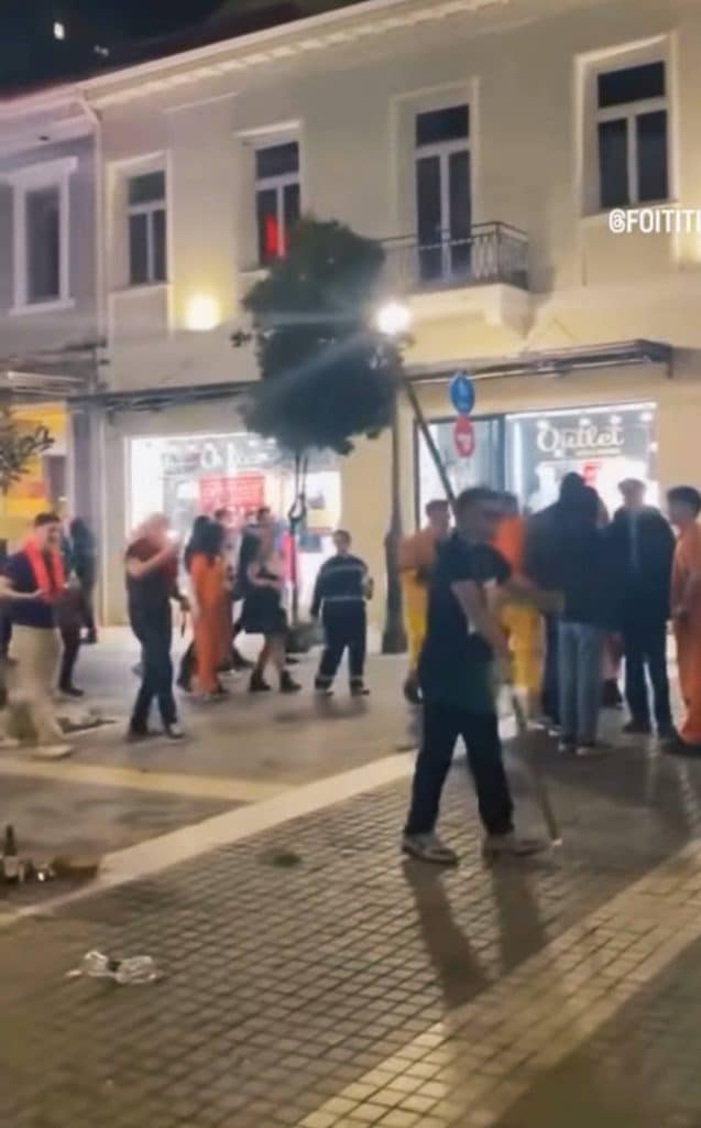 Πάτρα - ΕΙΚΟΝΑ ΣΟΚ στο Καρναβάλι: Πιτσιρίκια με βεγγαλικά στα χέρια… με ανοχή των γονέων τους!