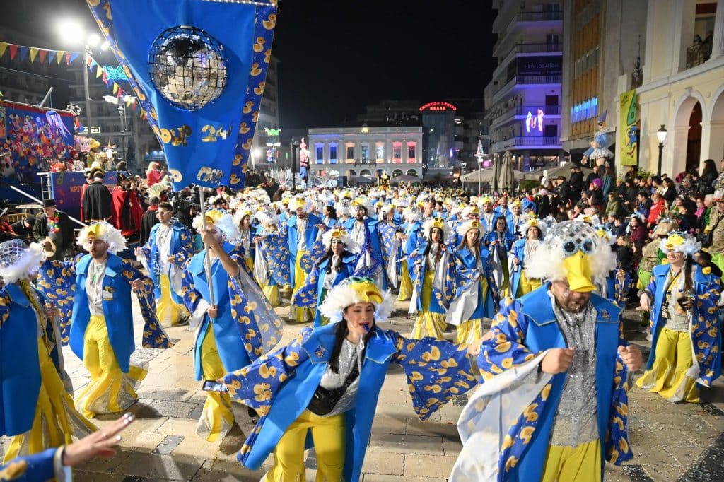 Πάτρα: Ποτάμι χαράς στη Νυχτερινή Ποδαράτη - Δεκάδες φωτό από την παρέλαση