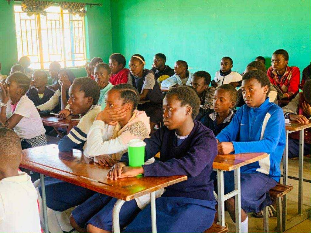 Πάτρα: το Κέντρο Ξένων Γλωσσών Boulevard στα Καμίνια μάζεψε χρήματα για σχολείο στη Ζάμπια - φωτό