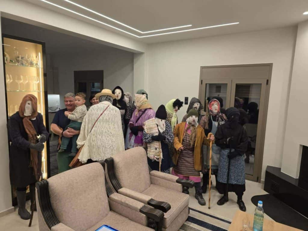 Πάτρα: "Κουκουλοφόροι" μπήκαν στα σπίτια στο Σούλι - Δείτε φωτό