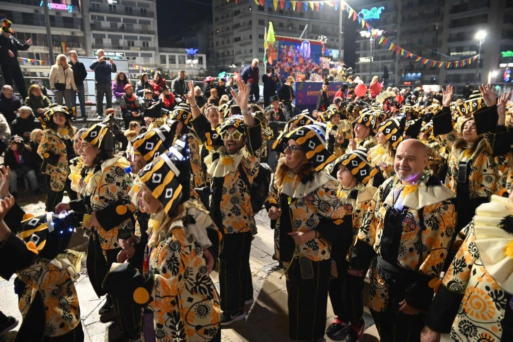 Πάτρα: Ποτάμι χαράς στη Νυχτερινή Ποδαράτη - Δεκάδες φωτό από την παρέλαση