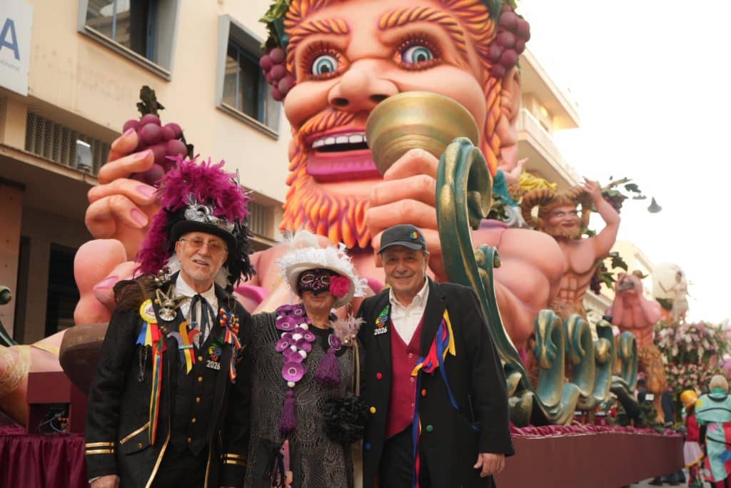 Πάτρα: Ποτάμι χαράς στη Νυχτερινή Ποδαράτη - Δεκάδες φωτό από την παρέλαση