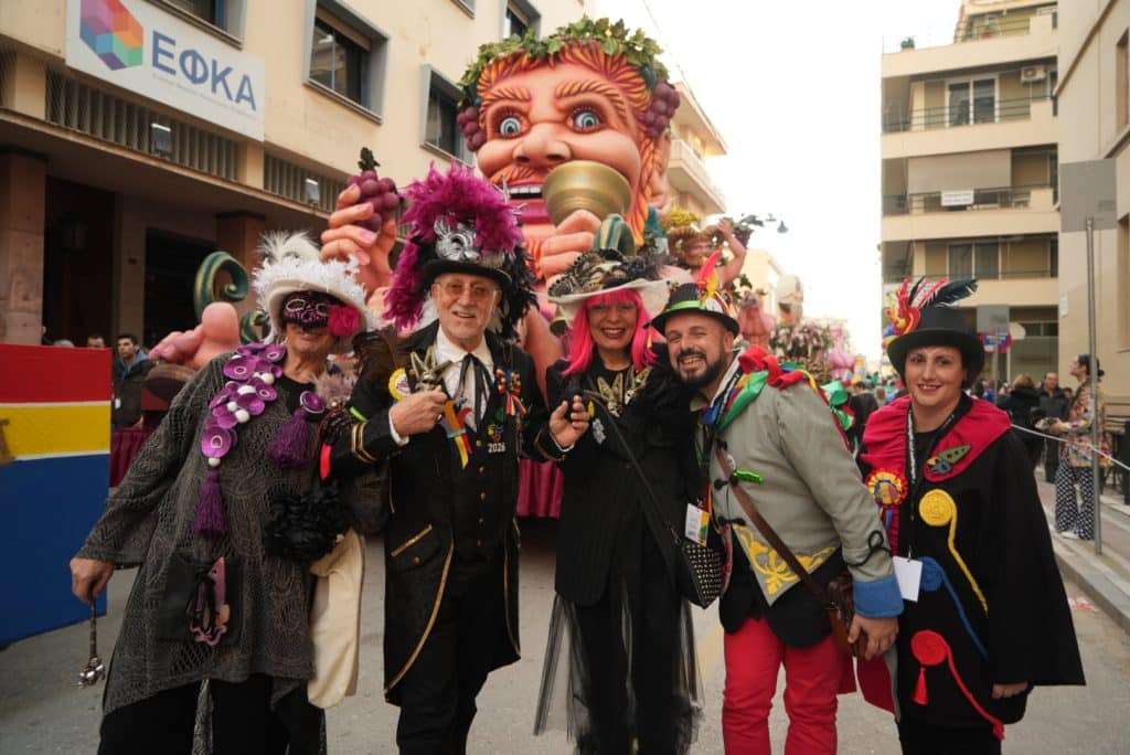 Πάτρα: Ποτάμι χαράς στη Νυχτερινή Ποδαράτη - Δεκάδες φωτό από την παρέλαση