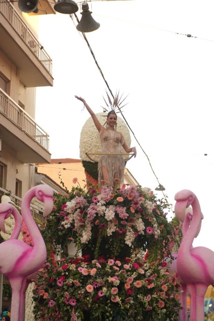 Πάτρα: Ποτάμι χαράς στη Νυχτερινή Ποδαράτη - Δεκάδες φωτό από την παρέλαση