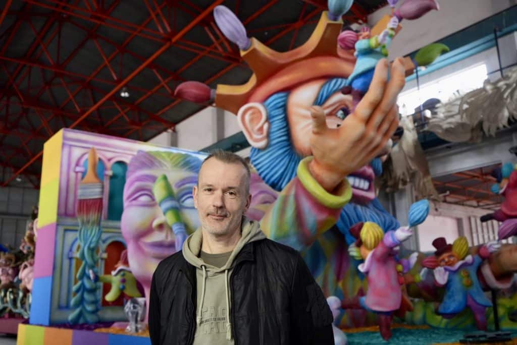 Ο Δήμαρχος Πατρέων Κώστας Πελετίδης στο Καρναβαλικό Εργαστήρι - φωτο