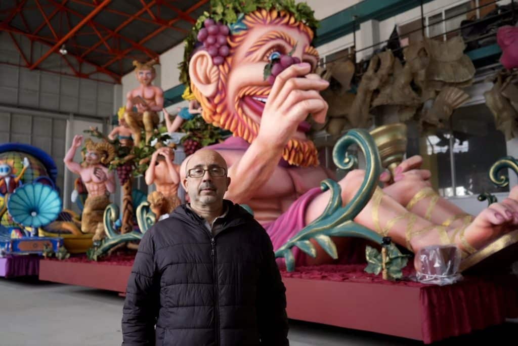 Ο Δήμαρχος Πατρέων Κώστας Πελετίδης στο Καρναβαλικό Εργαστήρι - φωτο