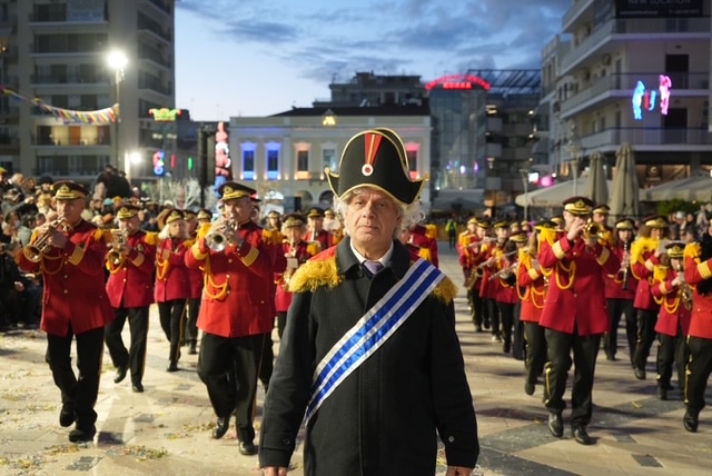 Πάτρα: Ποτάμι χαράς στη Νυχτερινή Ποδαράτη - Δεκάδες φωτό από την παρέλαση