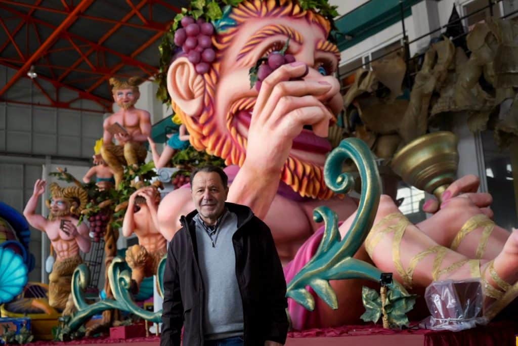 Ο Δήμαρχος Πατρέων Κώστας Πελετίδης στο Καρναβαλικό Εργαστήρι - φωτο