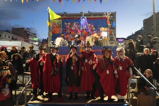 Πάτρα: Ποτάμι χαράς στη Νυχτερινή Ποδαράτη - Δεκάδες φωτό από την παρέλαση