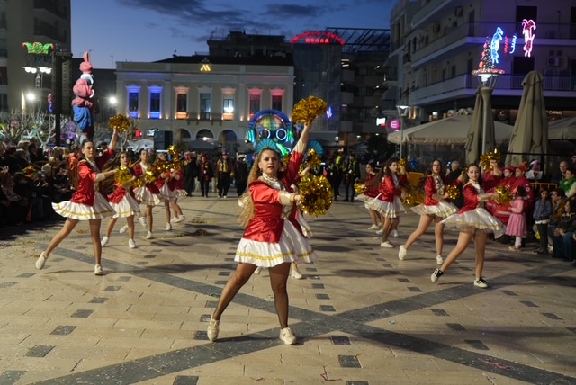 Πάτρα: Ποτάμι χαράς στη Νυχτερινή Ποδαράτη - Δεκάδες φωτό από την παρέλαση