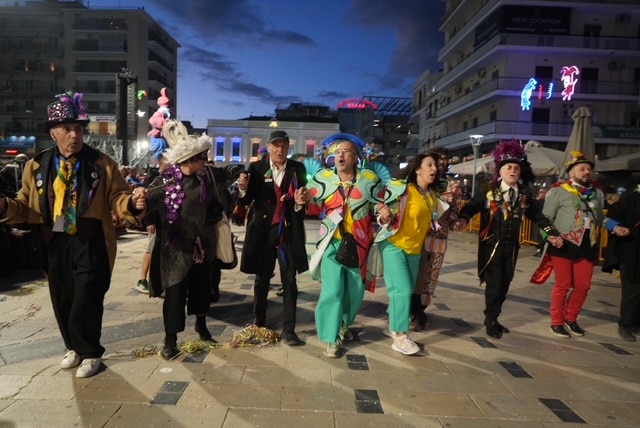 Πάτρα: Ποτάμι χαράς στη Νυχτερινή Ποδαράτη - Δεκάδες φωτό από την παρέλαση