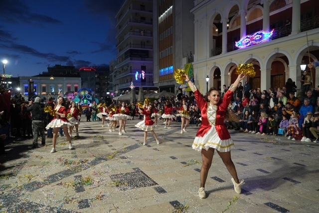 Πάτρα: Ποτάμι χαράς στη Νυχτερινή Ποδαράτη - Δεκάδες φωτό από την παρέλαση