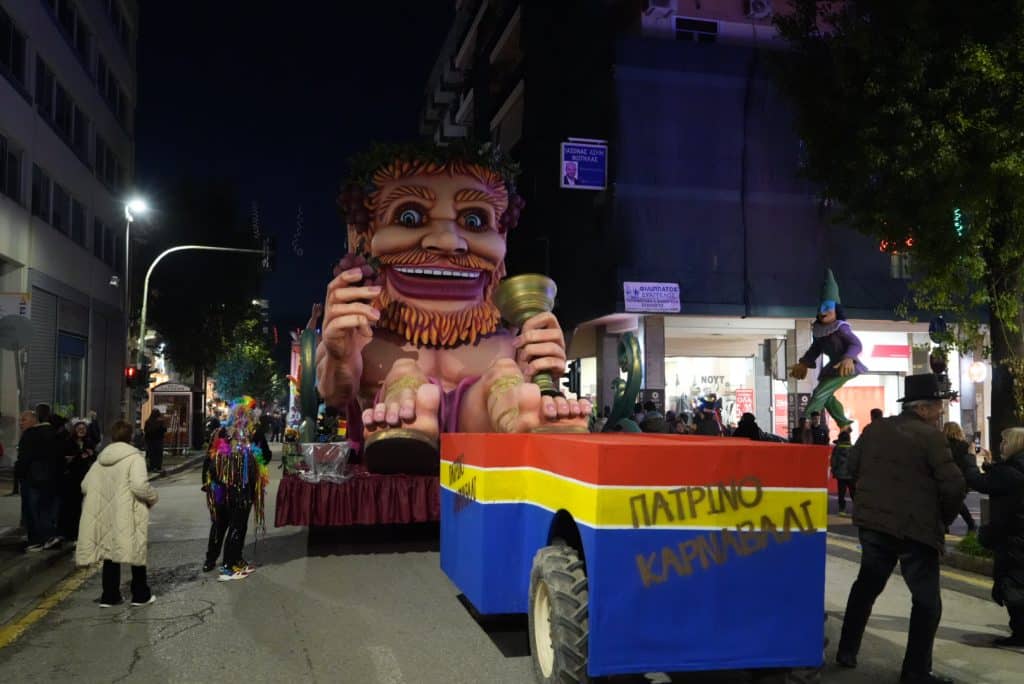 Πλημμύρισε κόσμο το κέντρο της Πάτρας για την φαντασμαγορική κάθοδο των αρμάτων - Πολλές φωτογραφίες